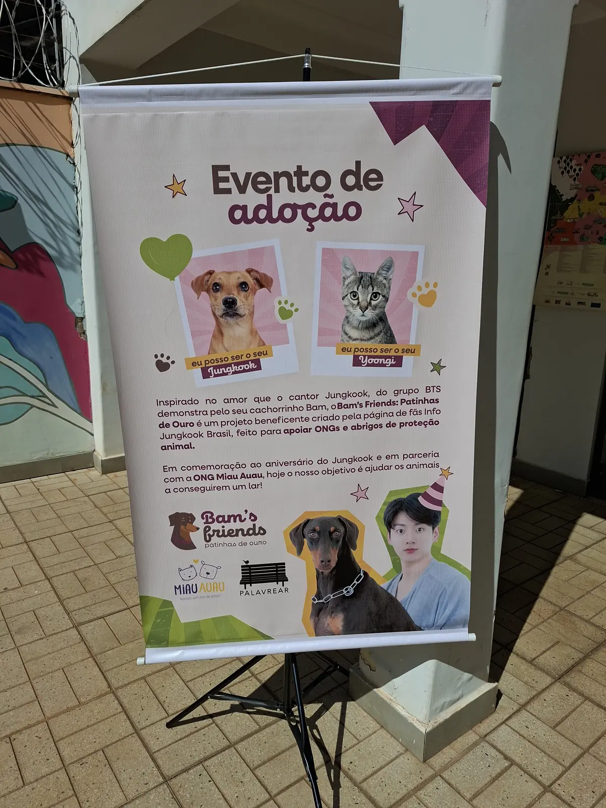 Banner do evento de adoção do Bam's Friends em parceria com a ONG Miau Auau, com fotos de um cão e um gato disponíveis para adoção.